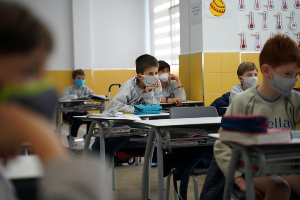 Imagen de niños en clase ilustrando la sección "Matrículas"