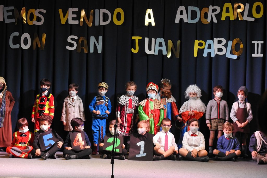 alumnos-actuacion-mascarilla-stella-maris