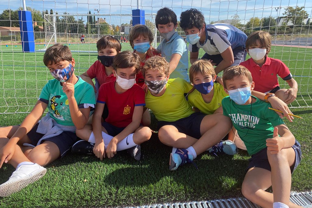 alumnos-futbol-mascarilla-stella-maris